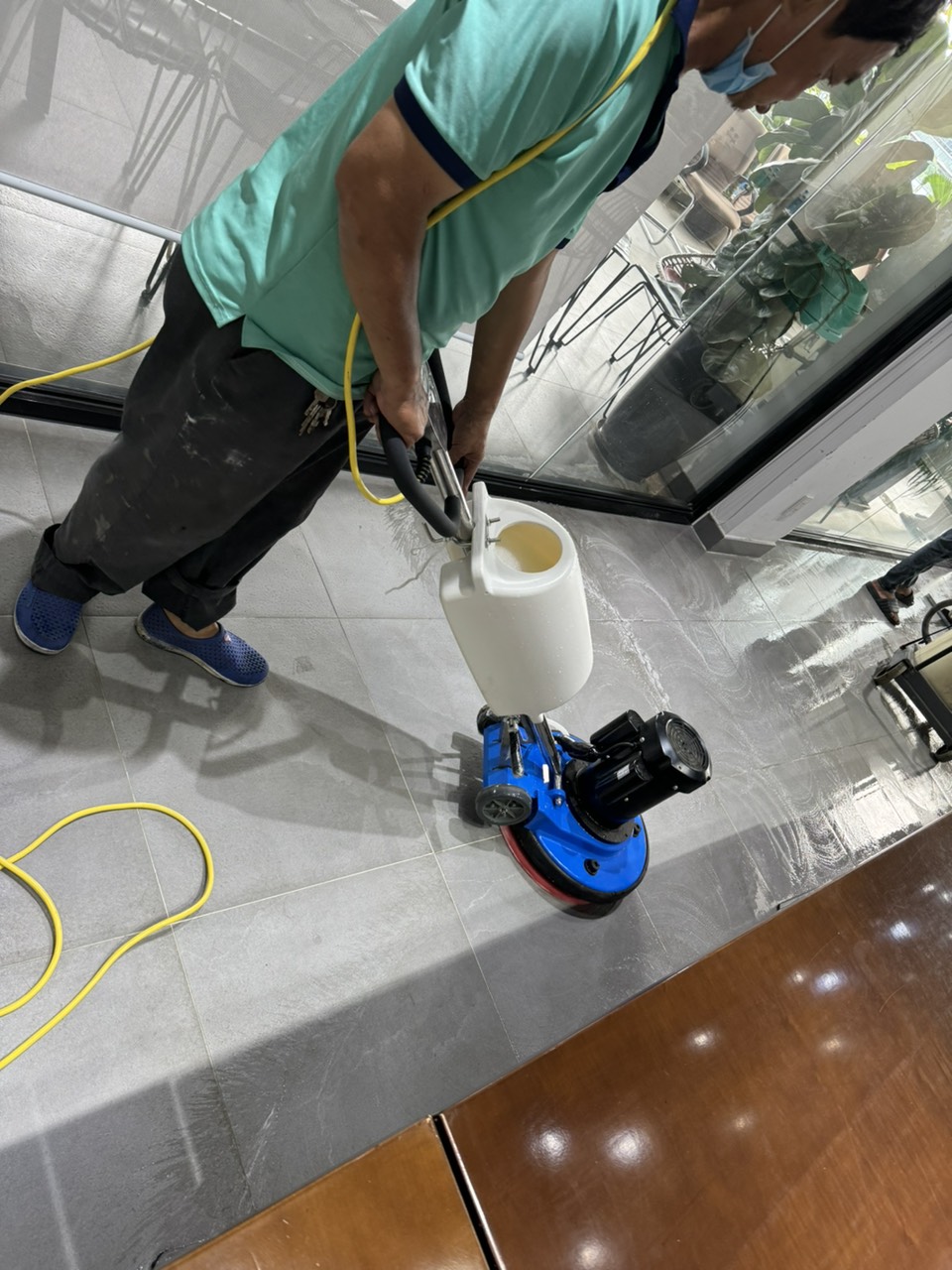 Vệ sinh với máy lau sàn